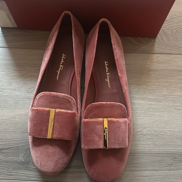 Ferragamo Flats -NEW - Picture 2 of 7